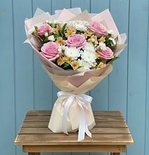 Букет цветов из:  Гвоздики, Орхидеи и Розы в Товарково