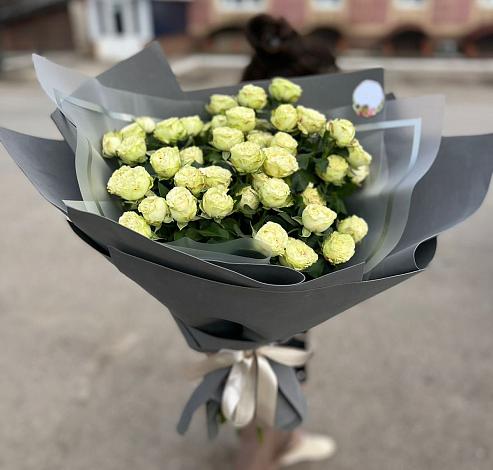 Букет Белые кустовые розы Солинеро в Товарково