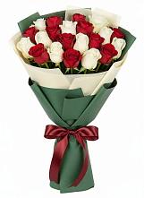 Букет Микс из красных и белых роз в Товарково