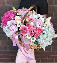Цветочная композиция из Розы, Хризантемы, Пионы и Лизиантусы в корзине в Товарково