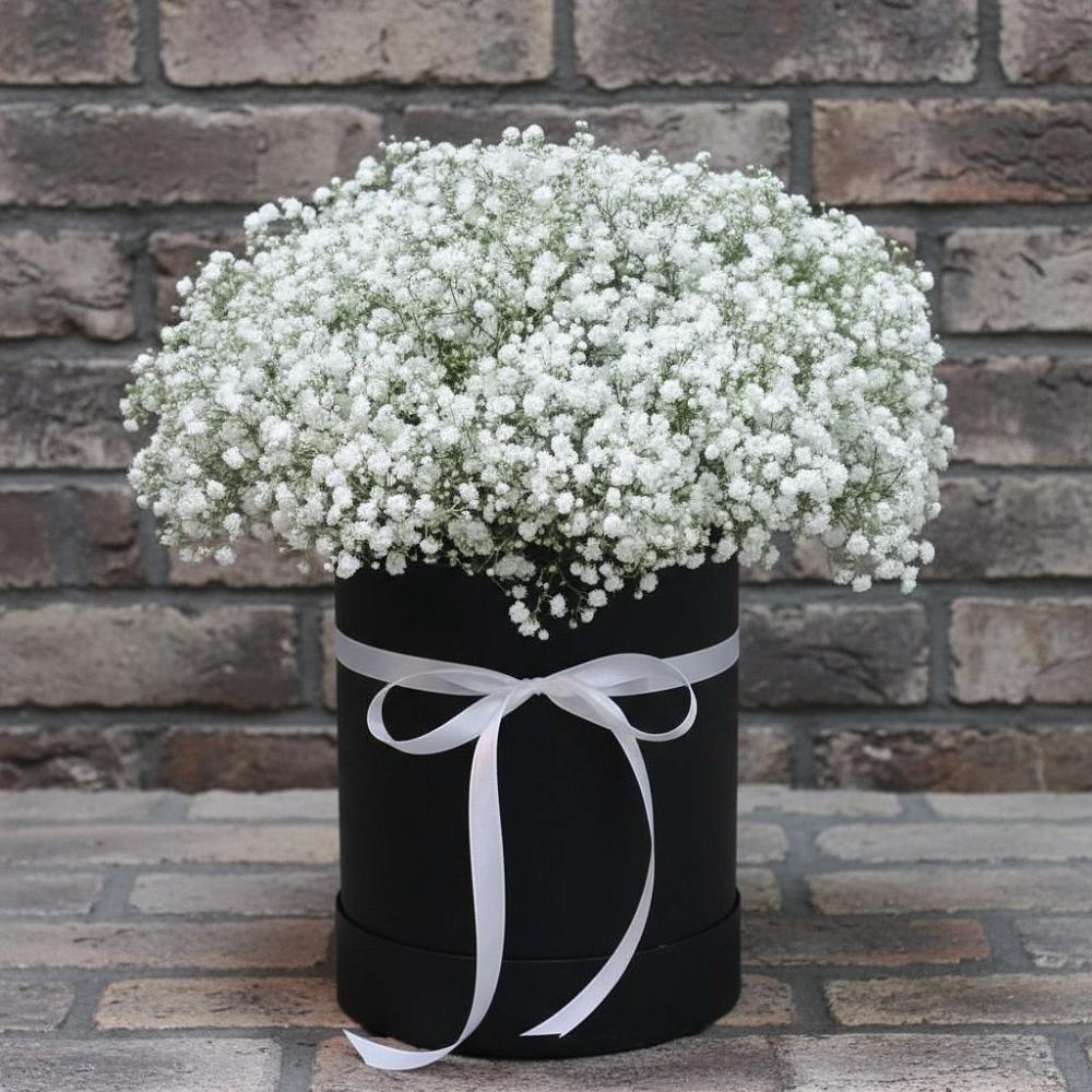 Цветочная композиция из Гипсофила в шляпной коробке в Товарково