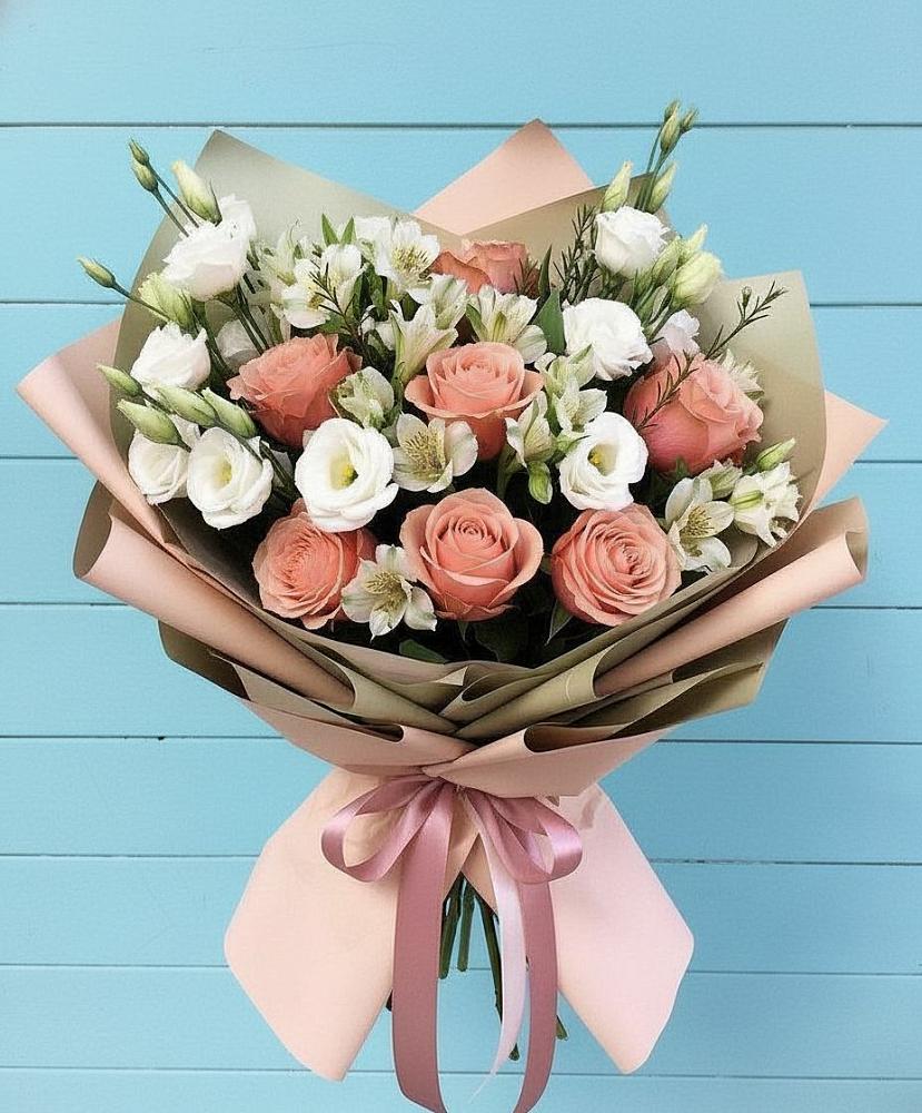 Букет цветов из: Розы, Альстромерии и Лизиантусы в Товарково