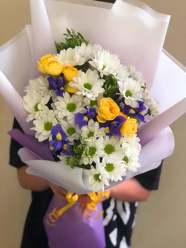 Букет цветов из: Ирисы, Хризантемы и Розы в Товарково