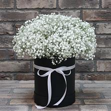Цветочная композиция из Гипсофила в шляпной коробке в Товарково